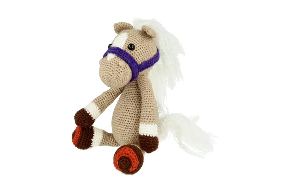 Pony met lila halster, handgehaakt