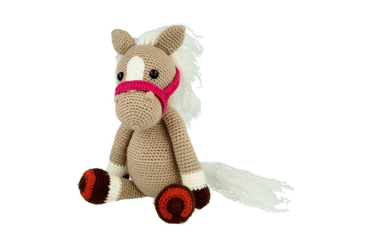 Pony met roze halster, handgehaakt